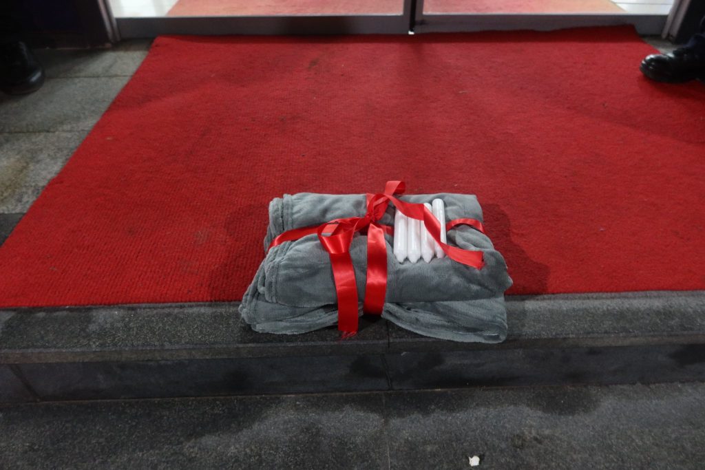 Rinia e PDK-së me aksion simbolik para Qeverisë për energjinë elektrike