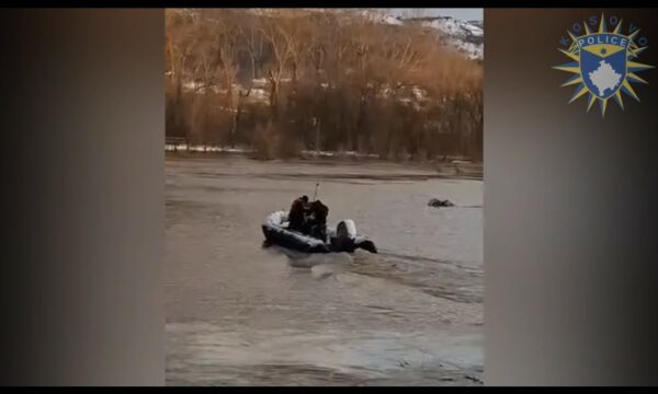 Policia e Kosovës me barkë shpëtimi evakuon një familje të bllokuar nga vërshimet në Mitrovicë