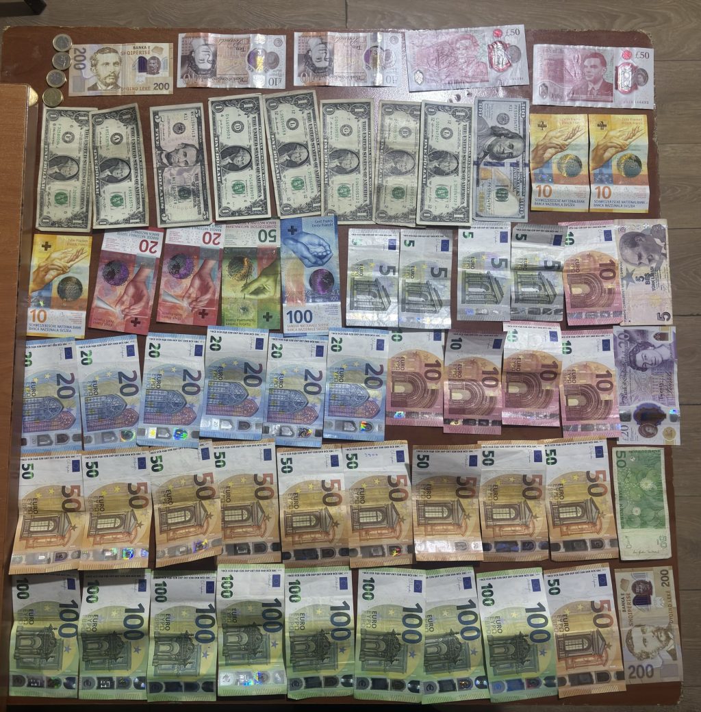 Dy qytetarë dorëzojnë portofolin e humbur në Podujevë