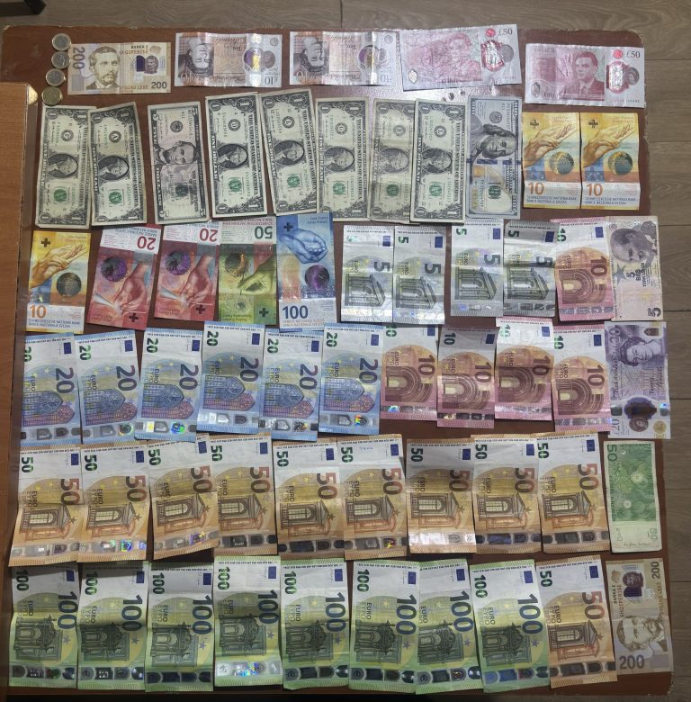 Dy qytetarë dorëzojnë portofolin e humbur në Podujevë