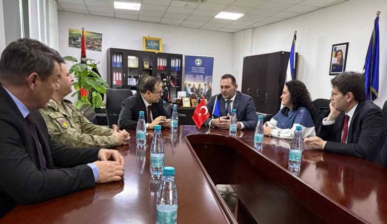 Drejtori Rajonal i Policisë në Gjakovë, Kolonel Lumni Graishta, priti në takim zyrtar Ambasadorin e Turqisë