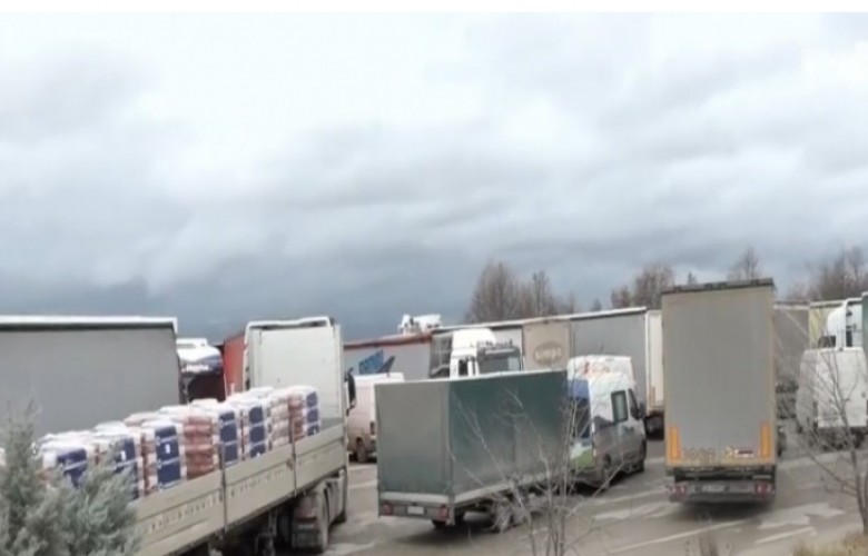 Normalizohet qarkullimi i kamionëve në kufijtë me Maqedoninë e Veriut dhe Malin e Zi