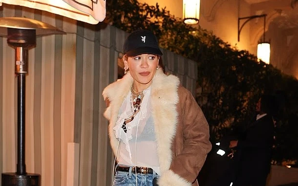 Rita Ora mahnit me stilin provokues në Los Angeles