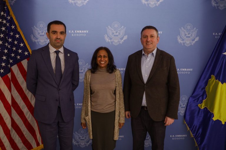 SHBA dhe AmCham diskutojnë fuqizimin e bashkëpunimit ekonomik me Kosovën