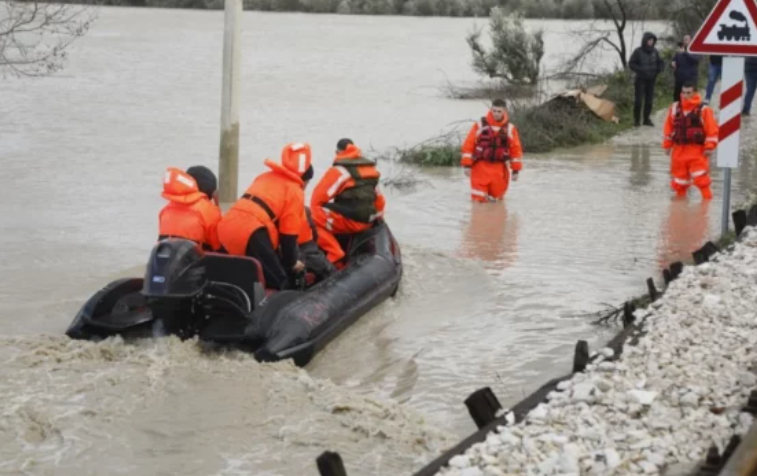 Shqipëria nën përmbytje: Mbi 1.500 banesa dhe 13 mijë hektarë tokë të përfshira nga uji