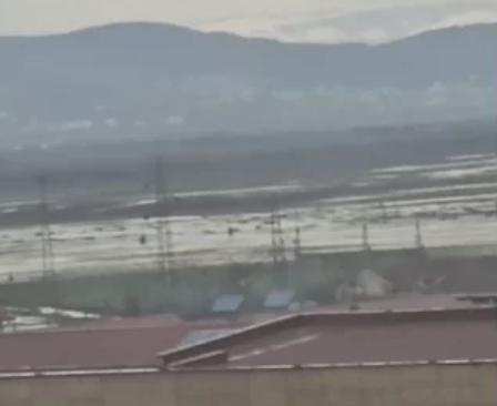 Sitnica del nga shtrati në Lipjan, mbyllet përkohësisht aksi Ferizaj–Gjilan