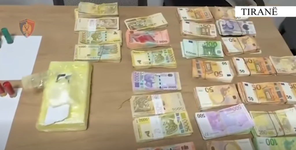 Operacioni “Cargo 2”/ Policia arreston 3 persona dhe sekuestron kokainë, armë dhe para të shumta në Tiranë