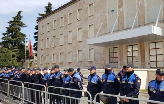 Policia bllokon rrugë në Tiranë për tubimin e PD-së