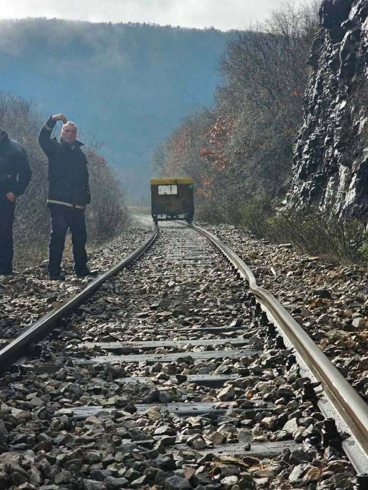 Treni Klinë–Prishtinë anulohet për shkak të rrëshqitjes së gurëve