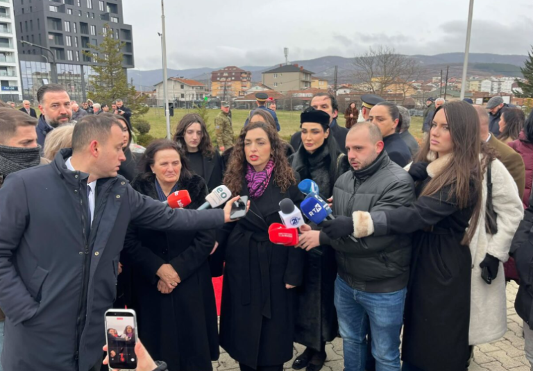 Osmani bën homazhe tek varri i Rugovës në 20-vjetorin e vdekjes