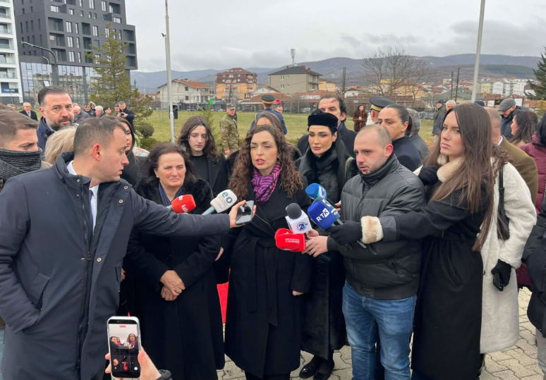 Osmani bën homazhe tek varri i Rugovës në 20-vjetorin e vdekjes