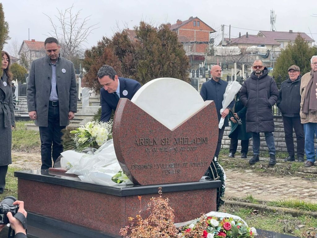 Kurti dhe Vetëvendosje nderojnë kujtimin e Arben Xheladinit