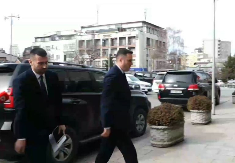 Abdixhiku në Kuvend për takim me Kurtin, në fokus çështja e presidentit