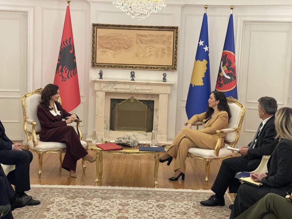 Presidentja Osmani priti ministren Spiropali për forcimin e bashkëpunimit Kosovë–Shqipëri