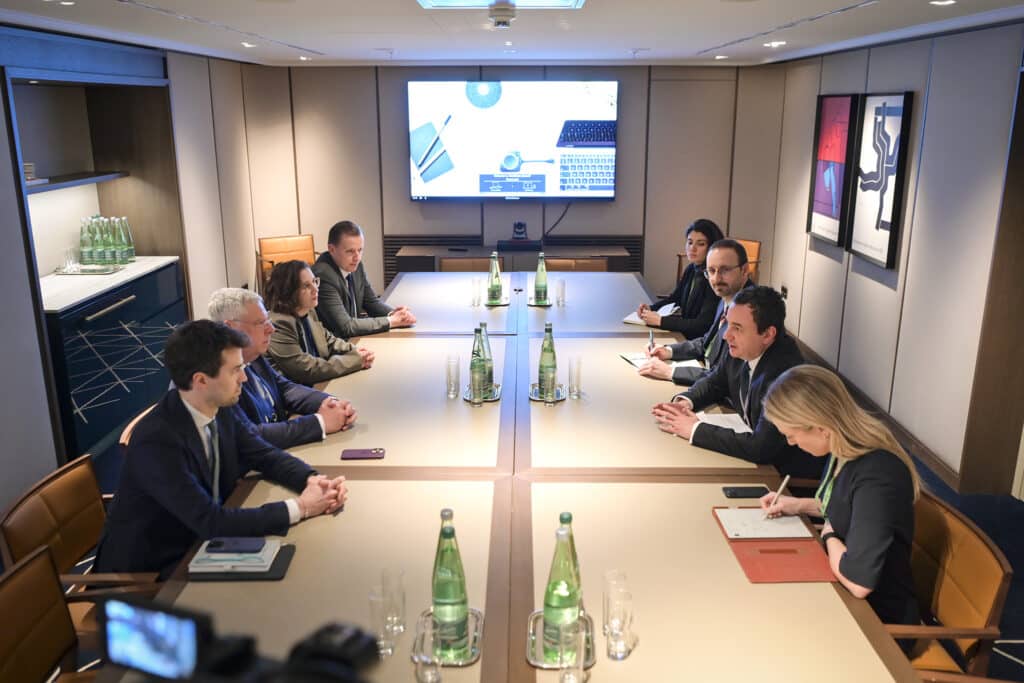 Kryeministri Kurti u takua me deputetë të Bundestagut gjerman