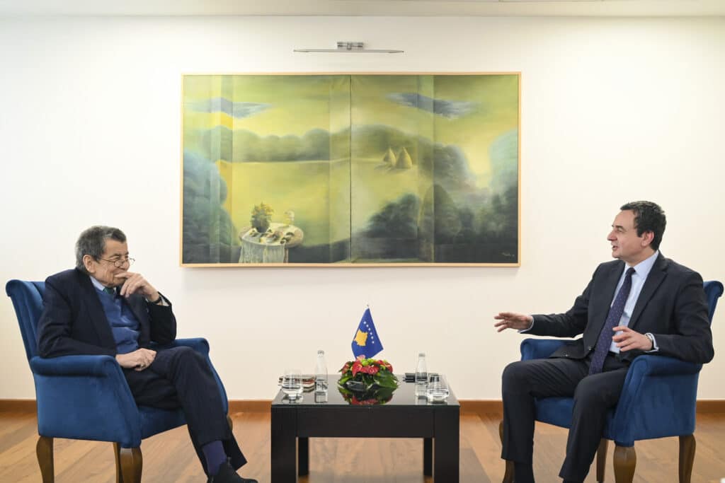 Kurti takohet me Sir Geoffrey Nice, diskutojnë bashkëpunimin me Gjykatën Speciale
