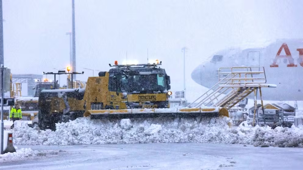 Reshjet e dendura të borës paralizojnë Vjenën, mbi 150 fluturime të anuluara