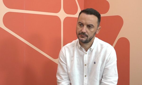 Molliqaj kritikon Abdixhikun: Servil ndaj Kurtit, i ashpër me kolegët