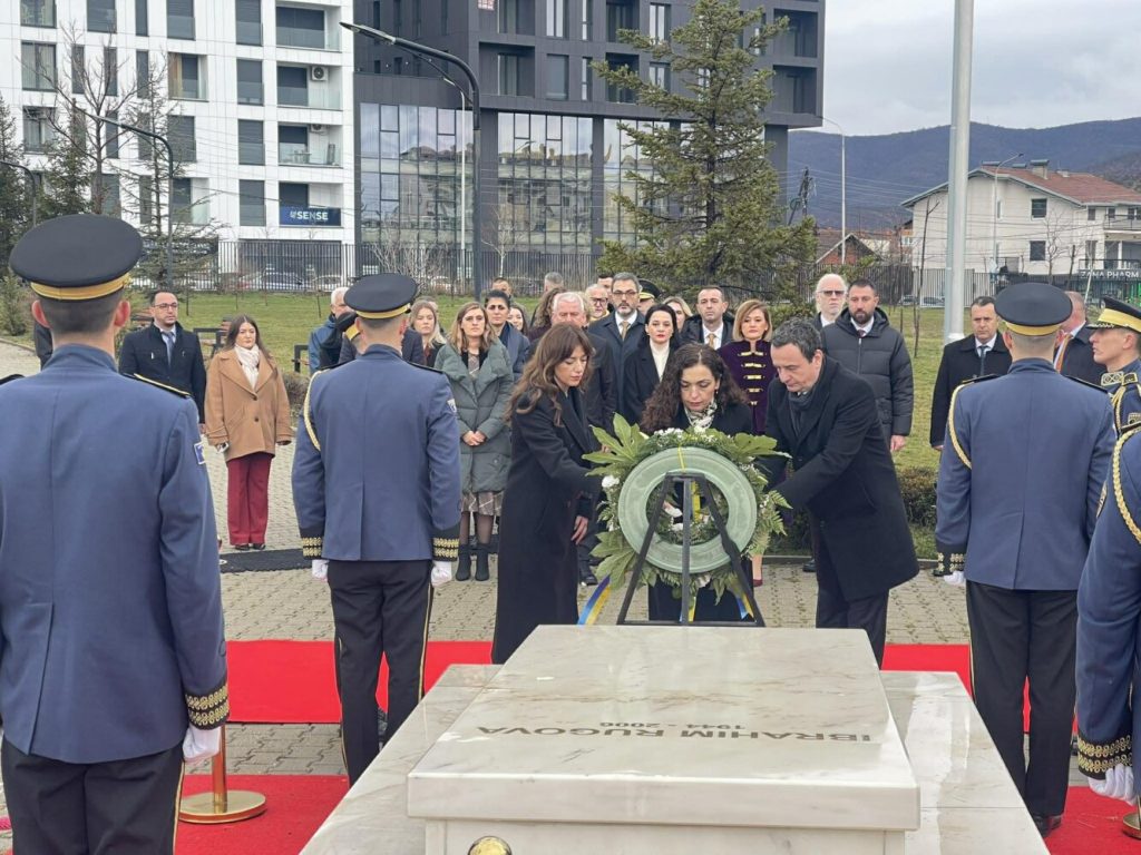 Krerët e shtetit bëjnë homazhe te varri i Ibrahim Rugovës në 18-vjetorin e Pavarësisë