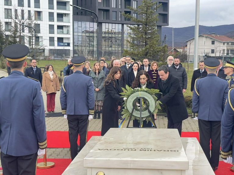 Krerët e shtetit bëjnë homazhe te varri i Ibrahim Rugovës në 18-vjetorin e Pavarësisë