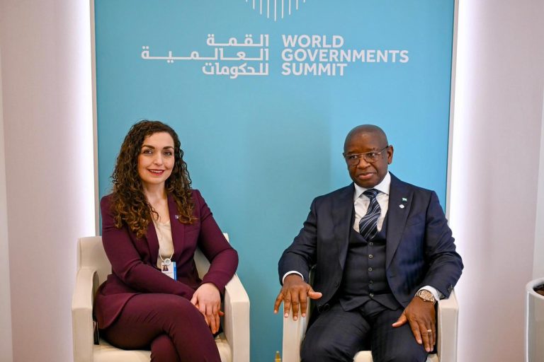Vjosa Osmani takon presidentin e Sierra Leones për thellimin e bashkëpunimit