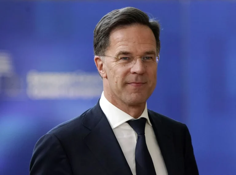 Rutte: NATO do të sigurojë fonde për armët amerikane për Ukrainën