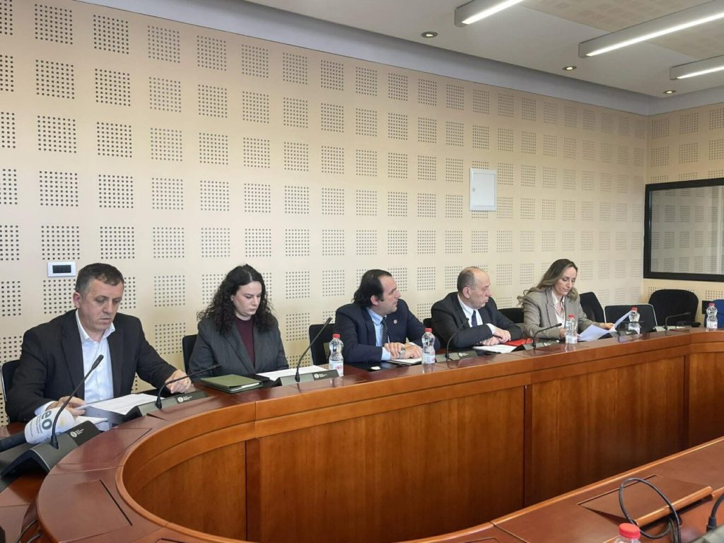 Komisioni miraton Projektligjin për Buxhetin 2026, opozita kërkon qartësi për ndarjet