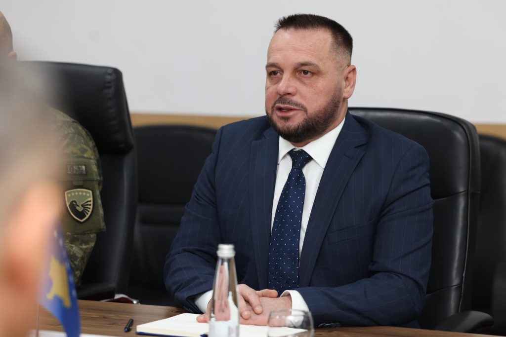 Maqedonci premton adresimin e shtesave dhe kujdestarive për ushtarakët në fillim të mandatit