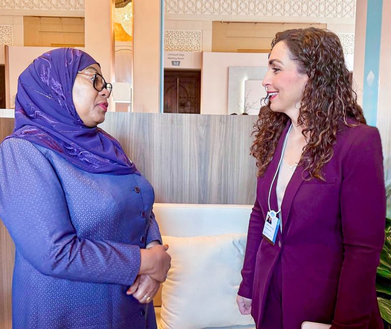 Vjosa Osmani zhvillon takim me presidenten e Tanzanisë në Samitin Botëror të Qeverisjes