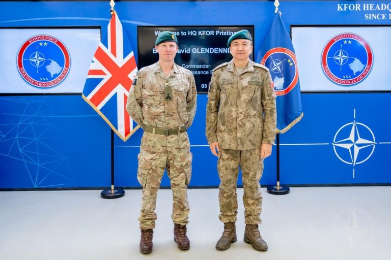 Komandanti i KFOR-it priti gjeneralin britanik David Glendenning në Prishtinë