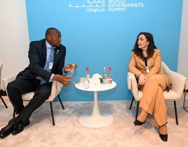 Presidentja Osmani takohet me Kryeministrin e Eswatinit gjatë Samitit Botëror të Qeverisjes