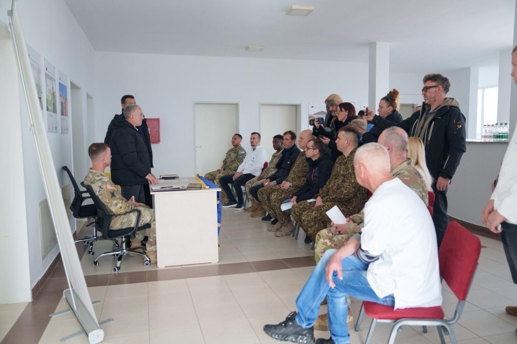 KFOR dhuron pajisje mjekësore për Qendrën Mjekësore në Kllokot