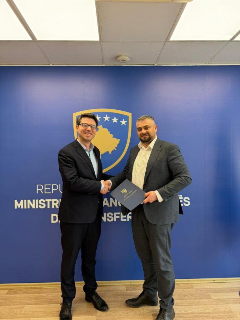 Murati pret Ministrin Hoti për dorëzimin e portofolit në ministri të re