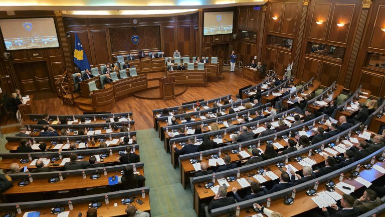 Kuvendi miraton financimin 90.3 milionë € për reforma dhe rritje të gjelbër