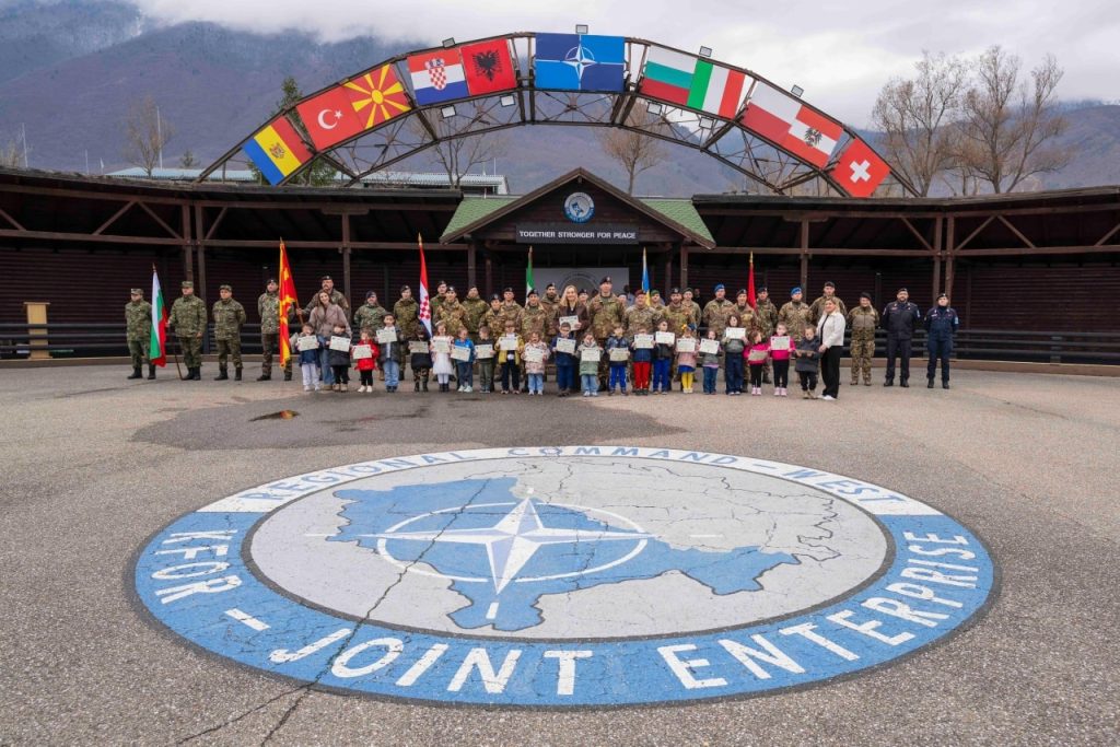 Fëmijët vizitojnë Camp Villaggio Italia dhe mësojnë për misionin e KFOR-it