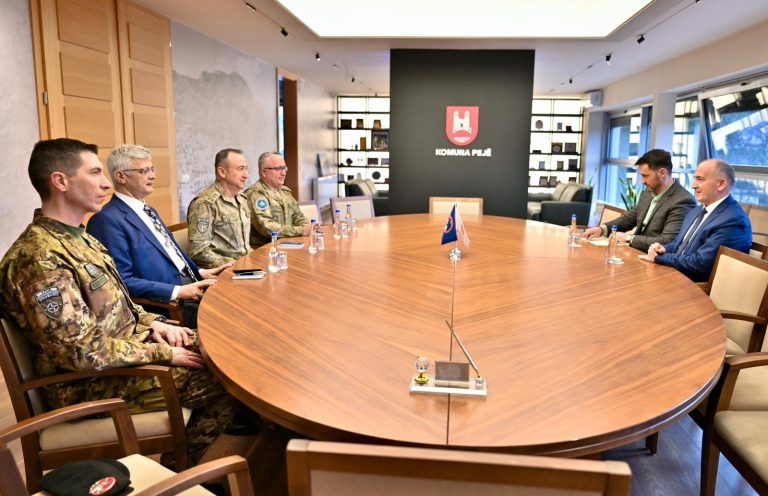 Komandanti i KFOR-it takohet me kryetarin e Pejës për forcimin e bashkëpunimit dhe sigurisë
