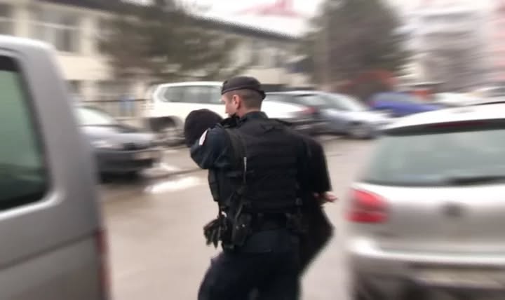 Policia sekuestron armë dhe pajisje, dy të dyshuar për keqpërdorim kartelash