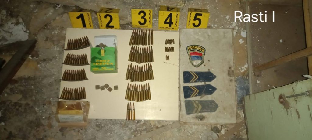 Policia sekuestron armë dhe municion në tri lokacione në veri