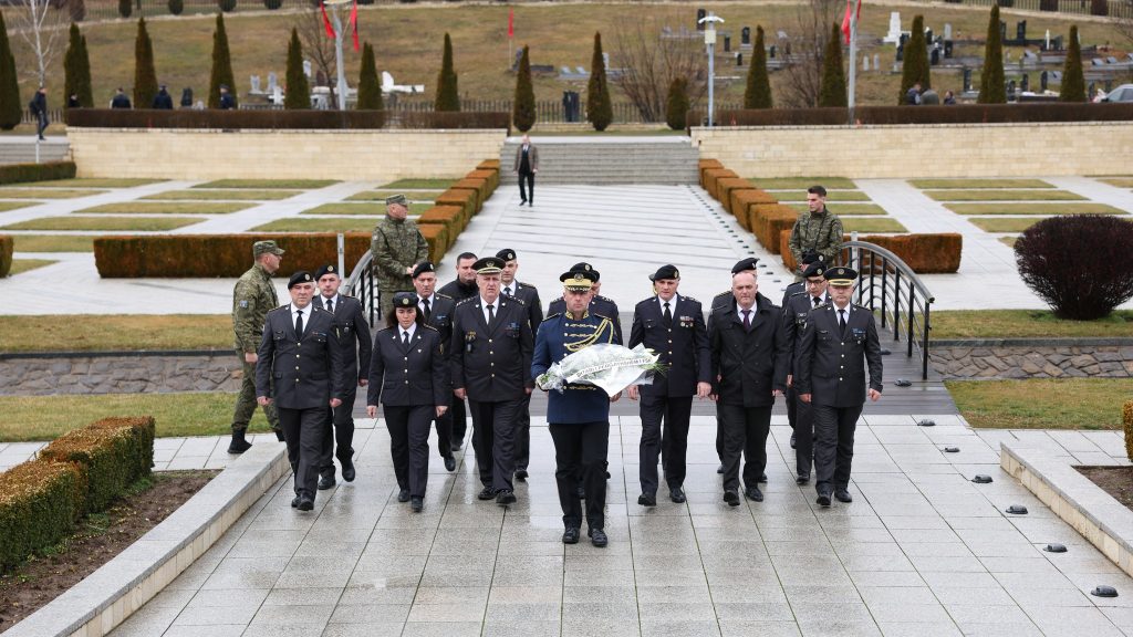 FSK bëri homazhe në kompleksin memorial në Prekaz