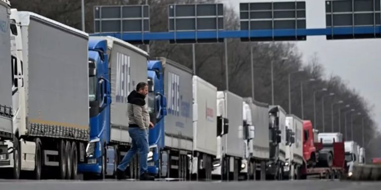 Mbyllet rruga për kamionët në pikëkalimin kufitar me Malin e Zi