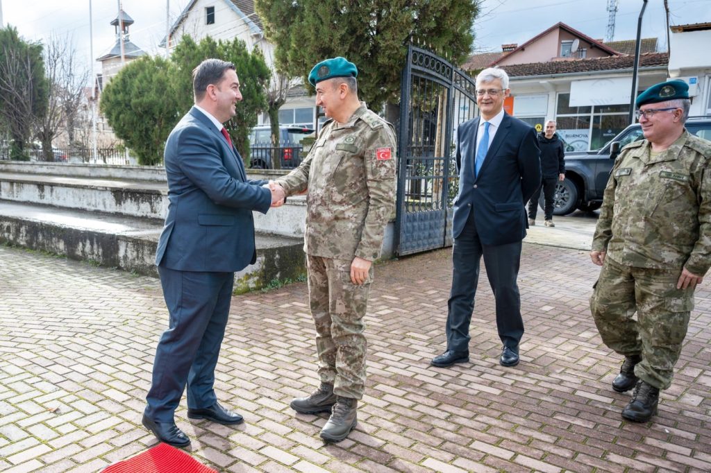 Komandanti i KFOR takohet me kryetarin e Mamushës