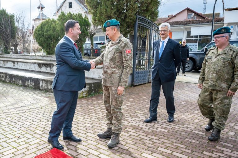 Komandanti i KFOR takohet me kryetarin e Mamushës