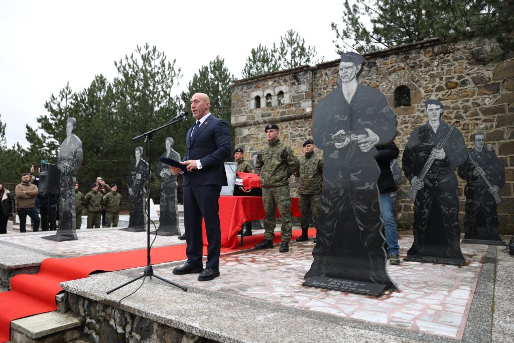 Ramush Haradinaj kujton dëshmorin Agron Gjocaj, i rivarrosur në Baballoq