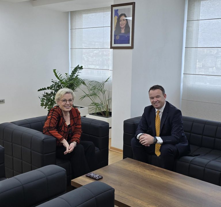 Peci: Gërvalla ka guximin për të udhëhequr Ministrinë e Drejtësisë