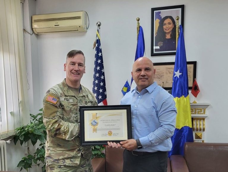 Drejtori Rajonal i Policisë së Prishtinës takohet me zyrtarin amerikan në përfundim të misionit të tij në Kosovë