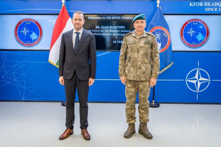 Komandanti i KFOR-it pret të Dërguarin Special të Hungarisë në selinë e misionit në Prishtinë