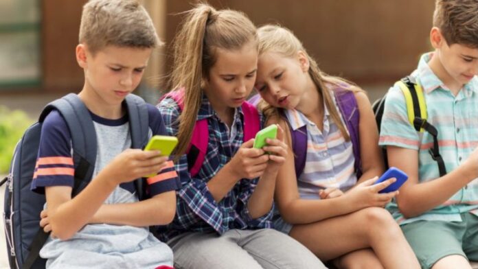 Sllovenia planifikon të kufizojë përdorimin e mediave sociale për fëmijët nën 15 vjeç