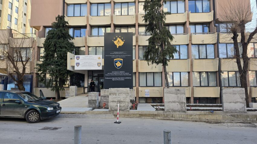 Kërkohet paraburgim për dy zyrtarë të KEDS-it të dyshuar për ryshfet