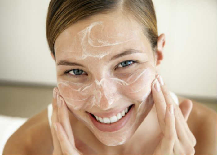 Si ta Kontrolloni Lëkurën e Yndyrshme në Kushte Shtëpie – 5 Zgjidhje Natyrale