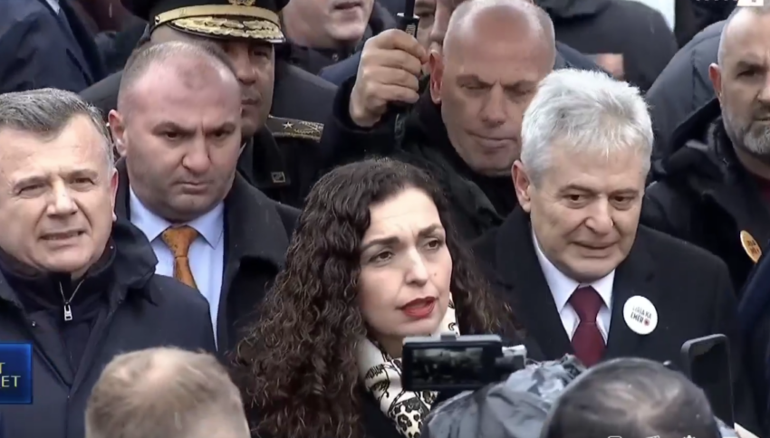 Presidentja Vjosa Osmani i bashkohet marshit “Drejtësi, jo politikë” 🇽🇰✊
